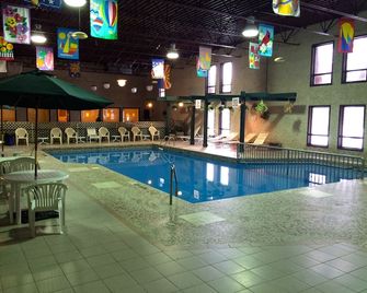 Colonial Inn - Brandon - Pool
