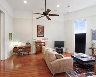 Renovated Historic Apartment On Magazine Street - นิวออร์ลีนส์ - ห้องนั่งเล่น