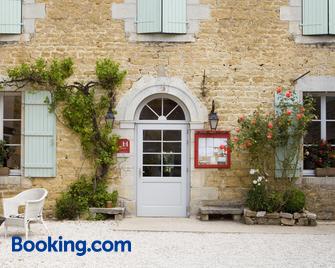 Hotel-Restaurant Les Caudalies - Arbois - Building