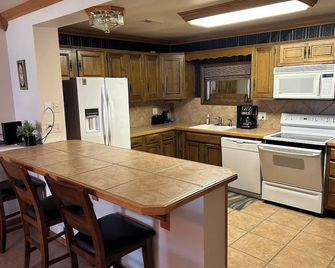 Red Haven Retreat - County Lake & Park - Marion - Cocina