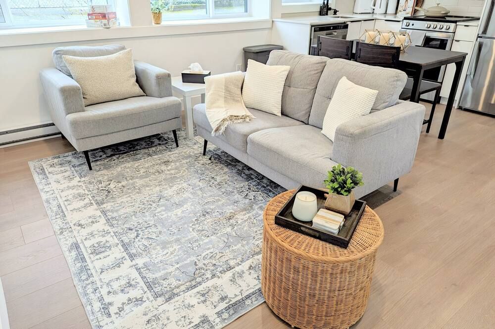 Centrally located, modern, clean, 2 bedroom suite! Kid Friendly! - ונקובר - סלון