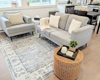 Centrally located, modern, clean, 2 bedroom suite! Kid Friendly! - ונקובר - סלון