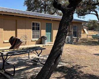 Riverbend on the Frio Motel 11 - Concan - Patio