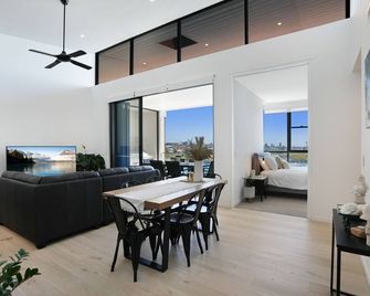 Waterfront Coastal Marina Apartment on waters edge! - Shell Cove - Dining room