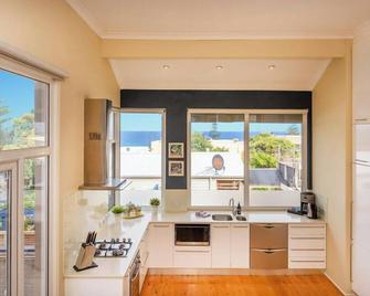Scarborough Seaview Loft - Executive Escapes - Scarborough - Kitchen