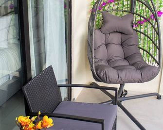 Premium Studio with Pool View - Mandeville - Balcón