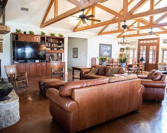 Beautiful Ranch Retreat With Breathtaking Views - Palmer - Living room