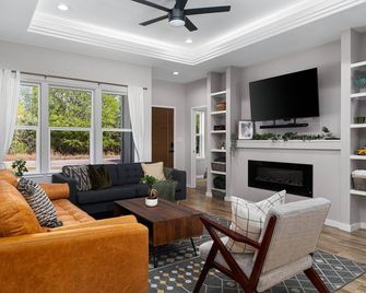 Quaint ranch home with chic finishes & large patio/yard - Bastrop - Huiskamer