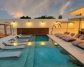 Bali Posh Hotel Pr - San Juan - Piscină