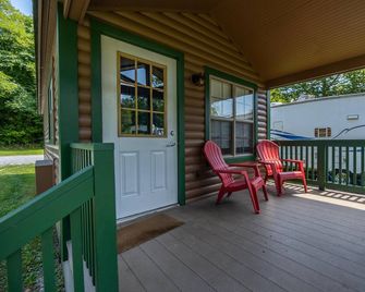 Cabin 9 - The beautifully decorated interior of this cabin is perfect for any outdoor lover. - Connellsville - Balcón
