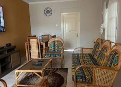 Remarkable 2-Bed House in Danfa Oyarifa - Aburi - Living room