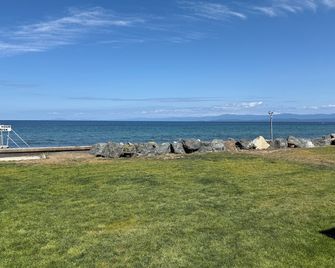 Sand Pebbles Inn - Qualicum Beach - Strand