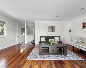 Heritage Charm - New Plymouth Holiday Home - New Plymouth - Living room