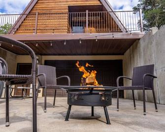 Deer Wood Cabin w/Hot Tub - Sleeps 8 - Fort Payne - Patio