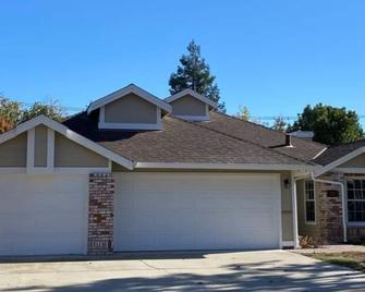 Tranquil Family Retreat with Downtown Nearby - Turlock - Building