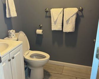 12 Ashworth Ave - Hampton - Bathroom