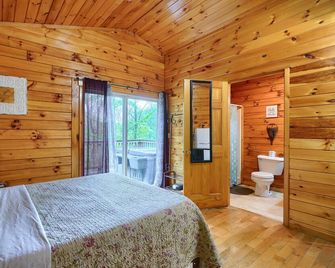 Blue Rose Cabins - Treetops Cabin - Logan - Спальня