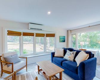 Darling, secluded cottage with large yard - walk to Chatham & Lighthouse Beach - Chatham - Living room