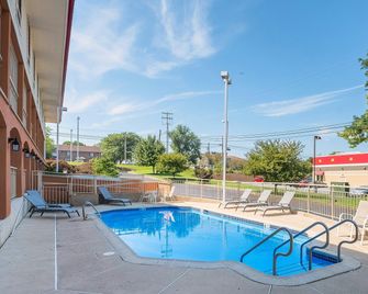 Red Roof Inn Lancaster - Lancaster - Piscina