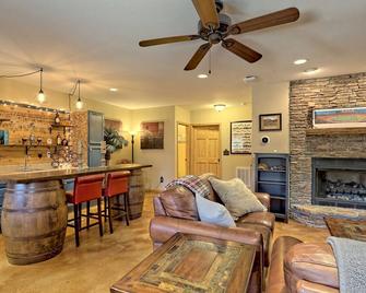 Brasstown Rustic Retreat w/Hot Tub & Fire Pit - Brasstown - Living room