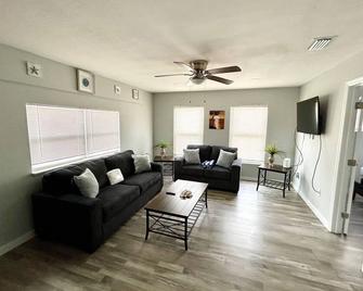 Dog Friendly, Spacious Beach Retreat, only Steps to Sugary Sand, Conveniences and all the Fun! - Fort Myers Beach - Wohnzimmer