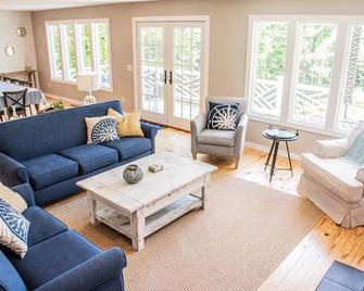 Private Setting with Views of White Lake/Channel, Easy walk to Lake Michigan! - Montague - Sala de estar