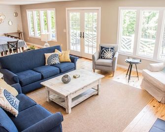 Private Setting with Views of White Lake/Channel, Easy walk to Lake Michigan! - Montague - Sala de estar