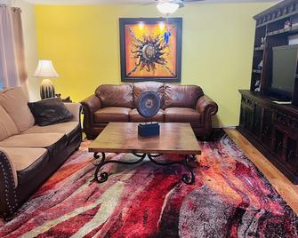 The Rustic Home II, exceeding your expectations, not your budget! - Laredo - Sala de estar
