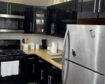 Cozy 1-bedroom apartment with WiFi, AC in charming Queens - Queens - Kitchen
