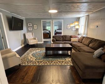 Fisher LakeHouse w/boat slip & sauna - sleeps 8 - Spring Grove - Living room