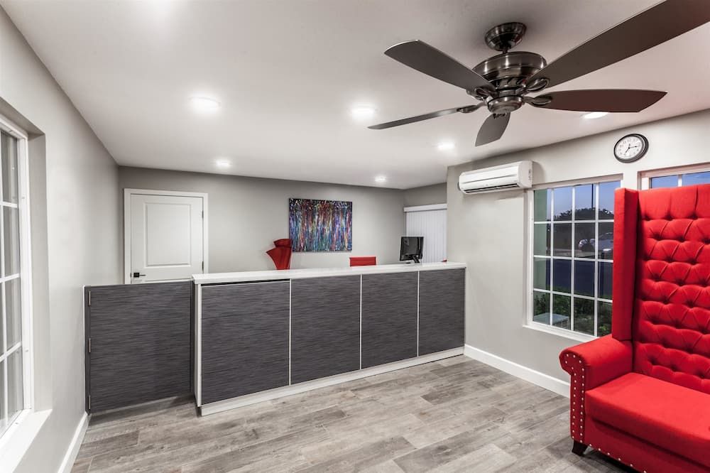 Front desk view of Hotel 414 Anaheim