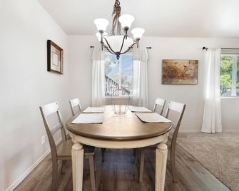 Charming 2-bedroom apartment in fantastic Twin Falls with WiFi, AC - Twin Falls - Comedor