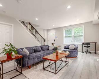 Stylish 3BR Townhouse with Backyard,and Easy Parking - Washington, D.C. - Living room