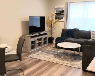 True Luxury / City View-Mins to DT / Free Parking - Newark - Soggiorno