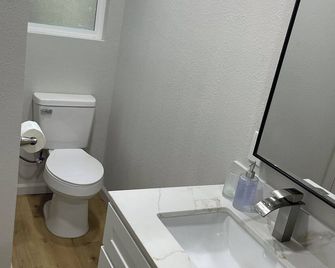 Cozy house in peaceful Modesto with WiFi, AC - Modesto