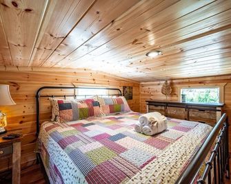 Walnut: Sleep 4, Tiny Cabin, Pets, Near Park/Lake - โบรกเคน โบ - ห้องนอน