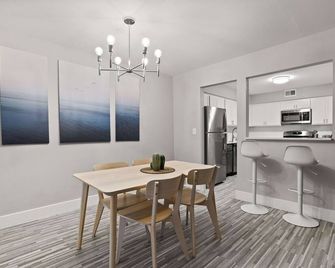 Welcoming 2br 2ba Retreat With Modern Comforts - Rochester Hills - Essbereich