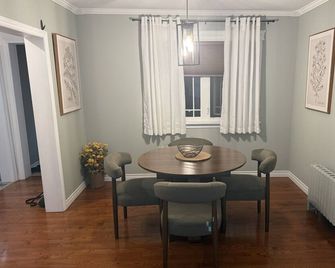 Grand Falls-Windsor Gem | King Bed + Movie Room - Grand Falls-Windsor - Comedor