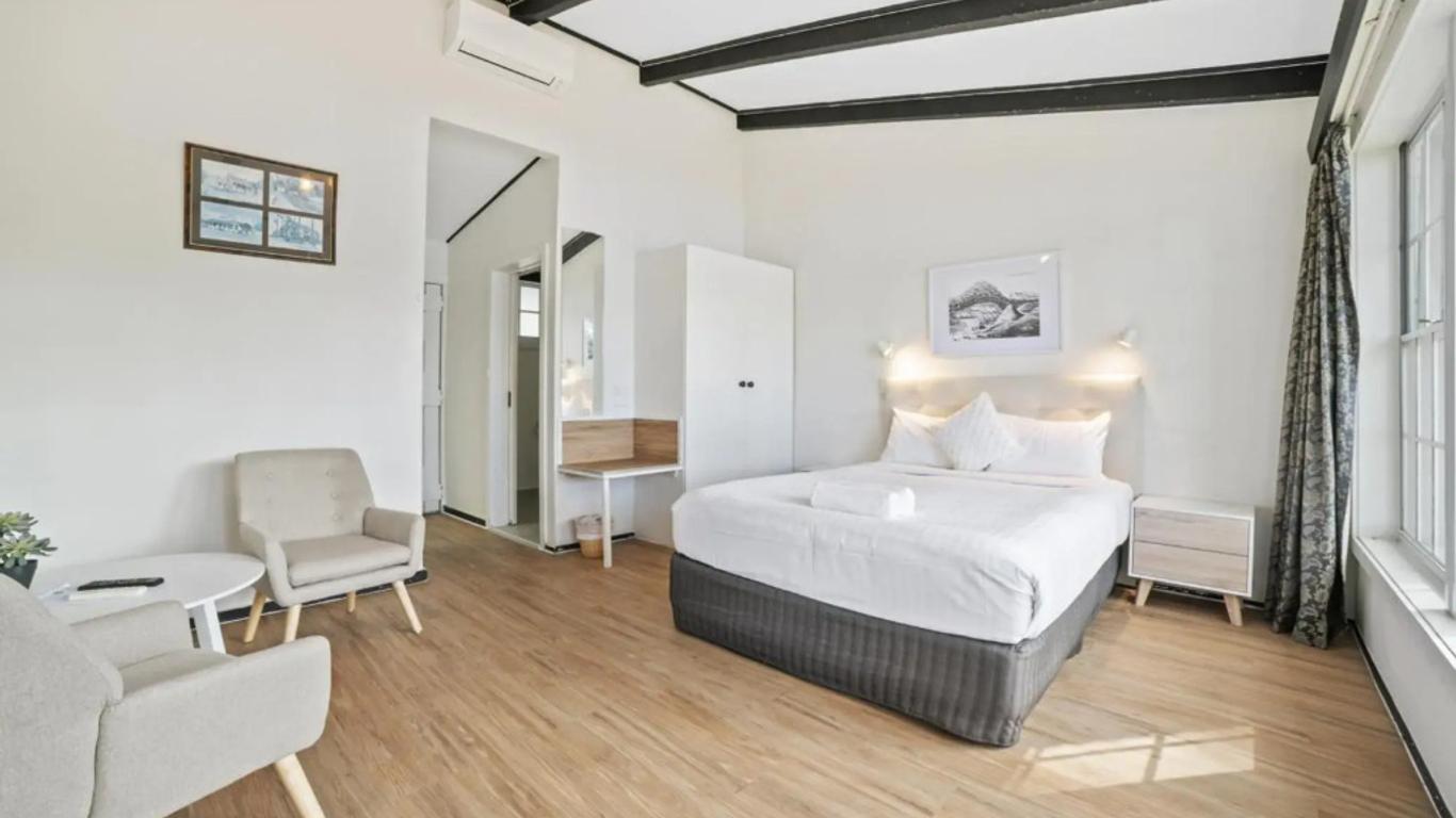 The Fox and Hounds Historic Hotel