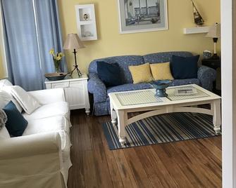 Charming Cottage. Private Beach Access - Benton Harbor - Wohnzimmer