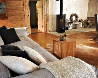 Historic Neighboring House To Relax In The Zittau Mountains Nature Park - Großschönau - Wohnzimmer