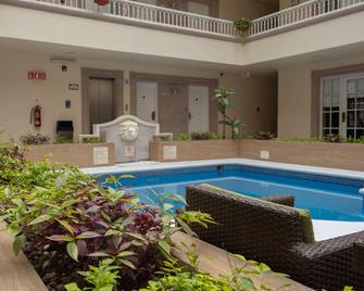 بست وسترن بلس مونتيري كولون - مونترّي - حوض السباحة