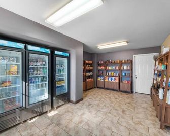 Modern Kitchen Suite | 1 King Bed | Pleasanton Tx Center - Pleasanton - Obchod