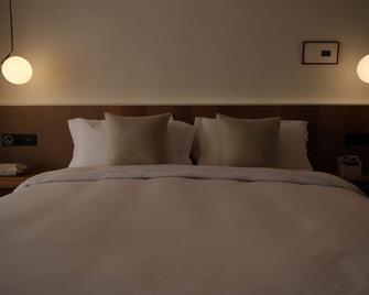 Guilin Bonjour Boutique Hotel- Free pick up service over 3 nights - Guilin - Bedroom