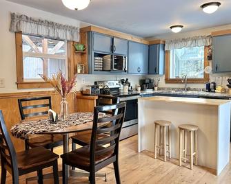 Trobele Cabin near Fish Lake by NW Comfy Cabins - Leavenworth - Kitchen