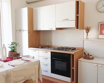Quick Home - Appartamento Narciso - Biella - Küche