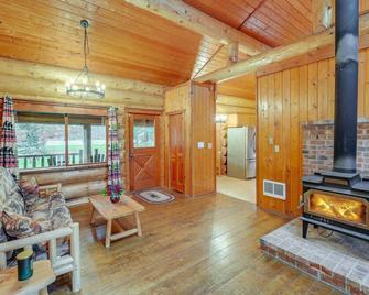 Dog-Friendly Arlington Cabin with Private Hot Tub! - Arlington - Living room