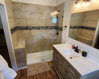 Remodel pet friendly home in town 1/2 mile from Lake Shelbyville. - Shelbyville