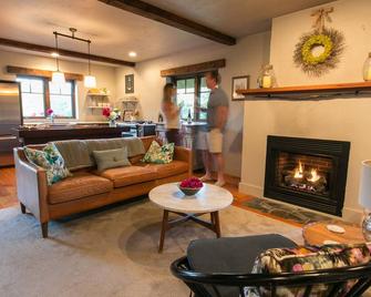 Beautiful 13 acre Property on Sheepscot River w/ 2 Bedroom Cottage & Air Stream - Wiscasset - Sala de estar