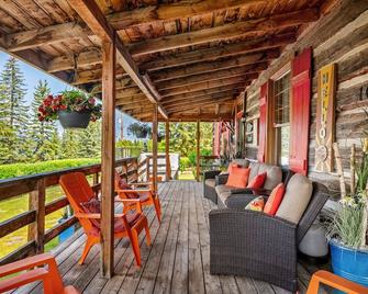The Barracks | Hot Tub | Walk to Beach | Historic - Windermere - Patio